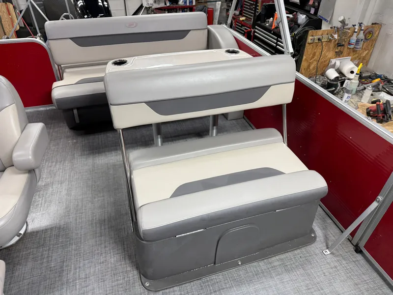 Slide: The Image of Princecraft Vectra 23 RL Dinette Swingback Pontoon & 115HP - $29995 2021 - 10