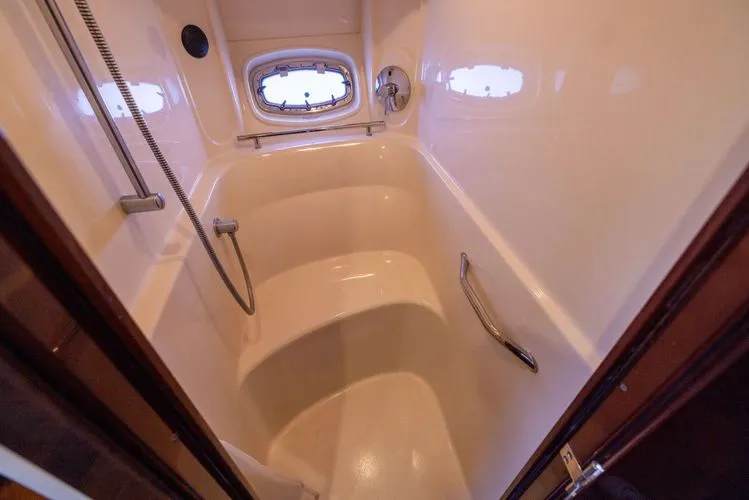 Slide: The Image of 2010 Sea Ray 500 Sundancer - Image 45 - 45