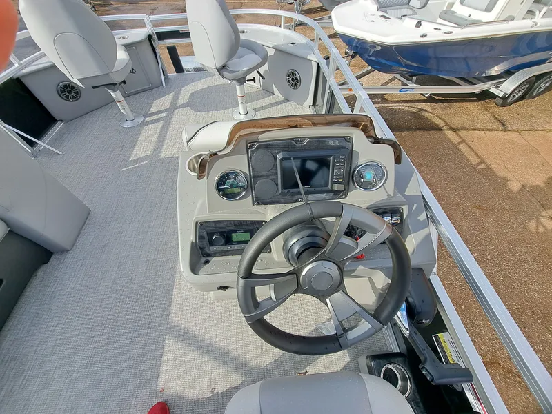 Slide: The Image of Avalon Venture 85 Rear Fish - 21' 2026 - 18