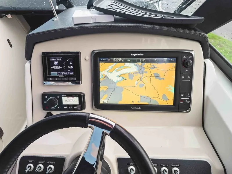 Slide: The Image of Boston Whaler 230 Vantage 2015 - 4