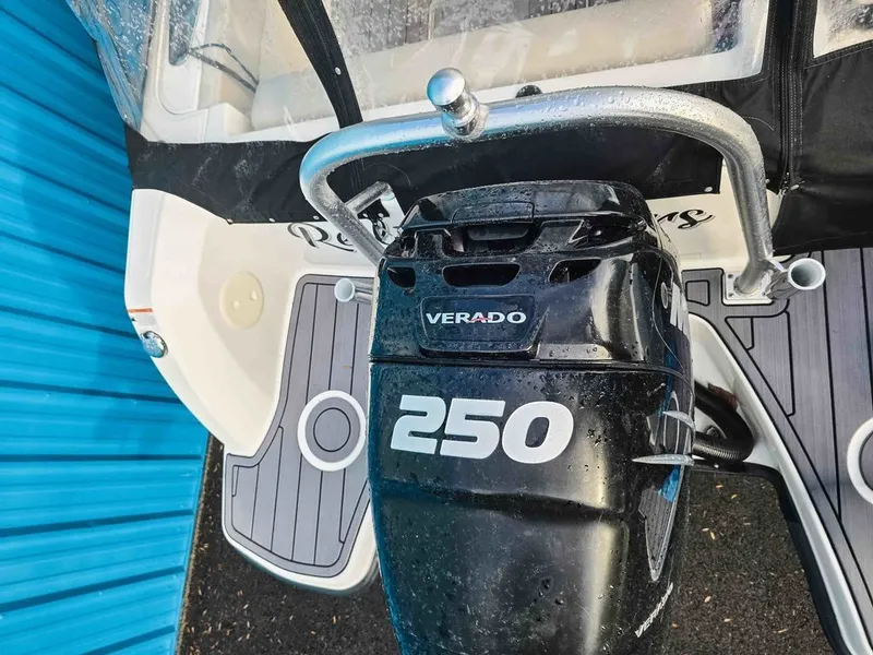 Slide: The Image of Boston Whaler 230 Vantage 2015 - 9