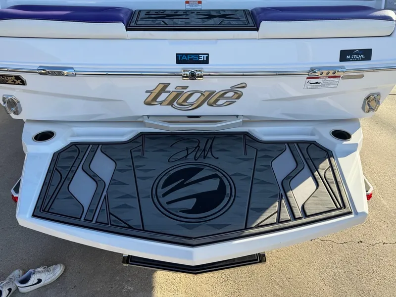 Slide: The Image of Tigé Ultré 23ZX 2024 - 10