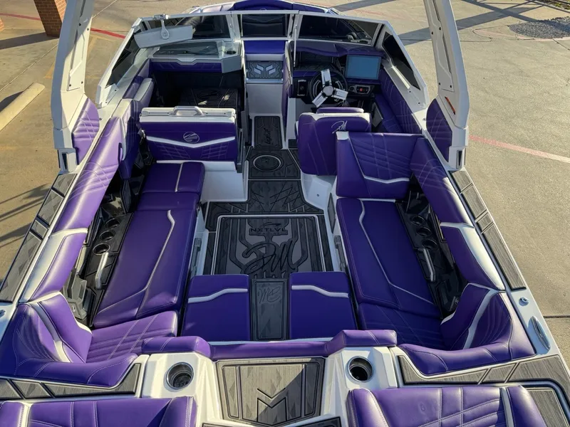 Slide: The Image of Tigé Ultré 23ZX 2024 - 12