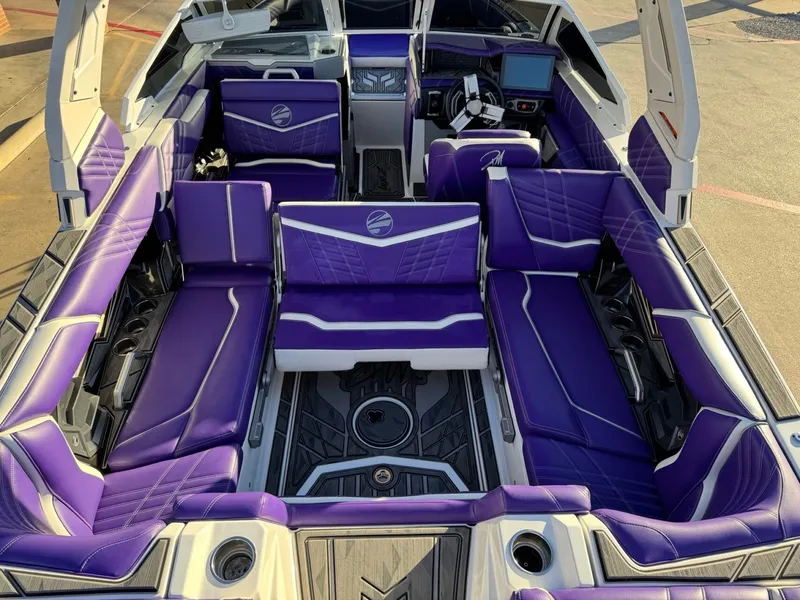 Slide: The Image of Tigé Ultré 23ZX 2024 - 15