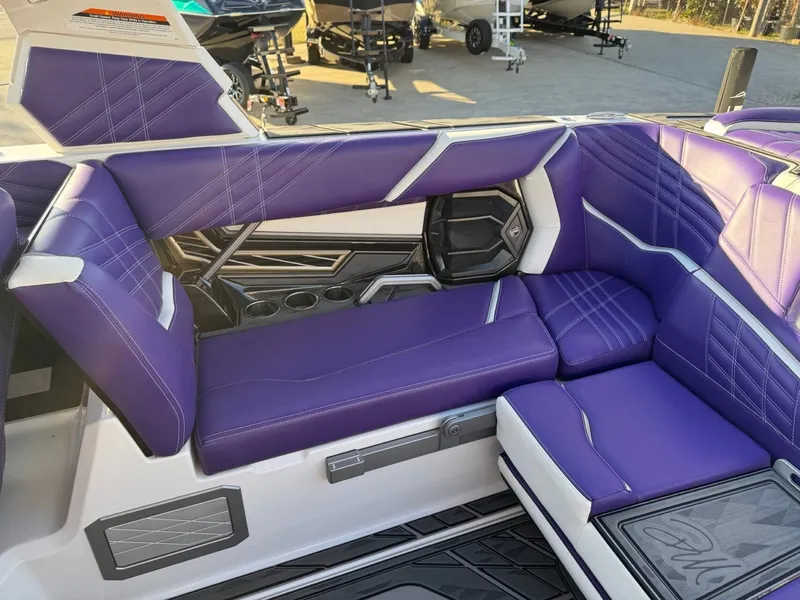 Slide: The Image of Tigé Ultré 23ZX 2024 - 18