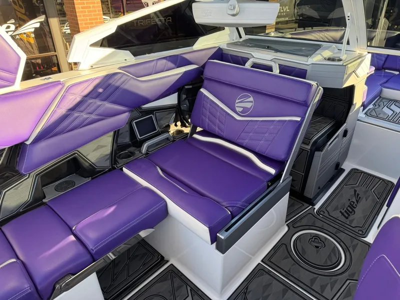 Slide: The Image of Tigé Ultré 23ZX 2024 - 20