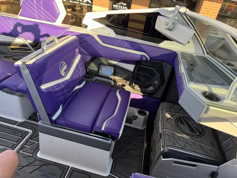 Slide: The Image of Tigé Ultré 23ZX 2024 - 21