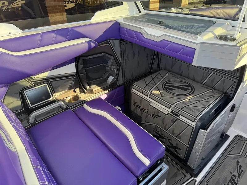 Slide: The Image of Tigé Ultré 23ZX 2024 - 22