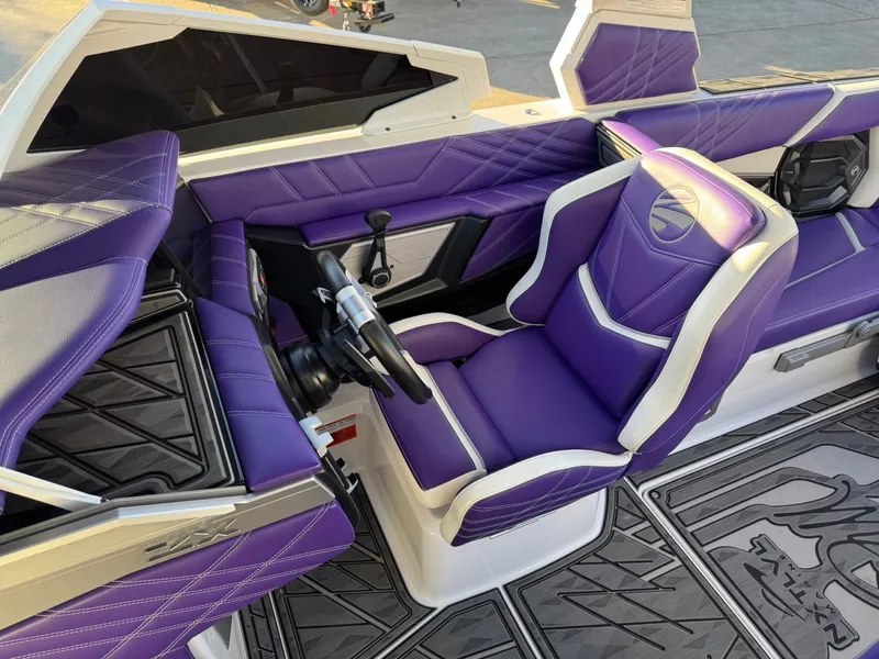 Slide: The Image of Tigé Ultré 23ZX 2024 - 23