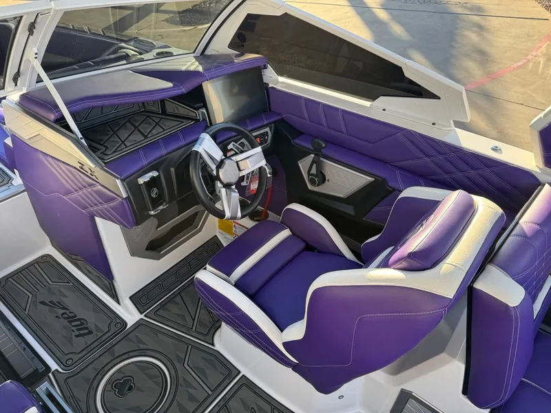 Slide: The Image of Tigé Ultré 23ZX 2024 - 24