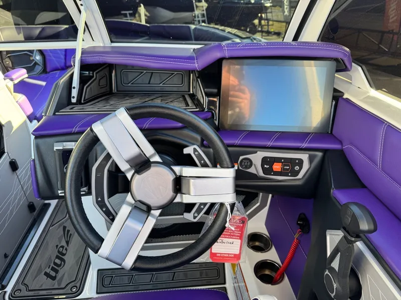 Slide: The Image of Tigé Ultré 23ZX 2024 - 25