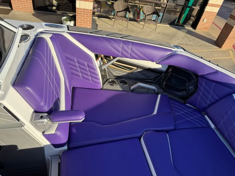 Slide: The Image of Tigé Ultré 23ZX 2024 - 30