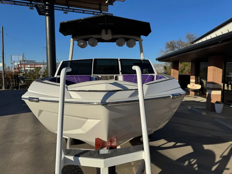 Slide: The Image of Tigé Ultré 23ZX 2024 - 9