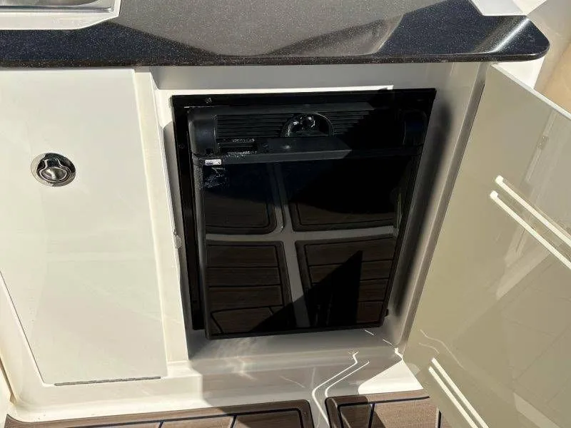 Slide: The Image of Sea Ray 300 SLX 2012 - 44