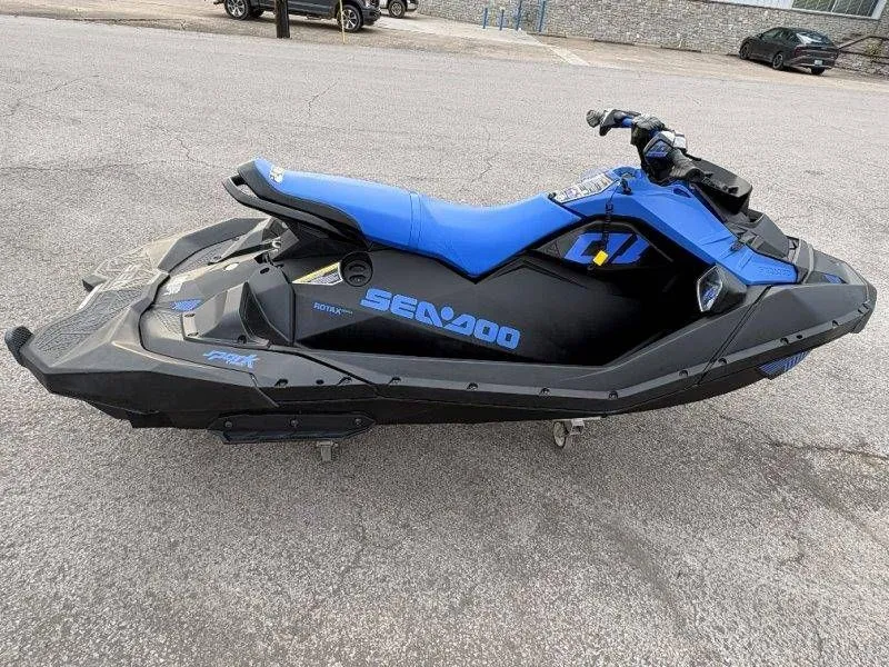 Slide: The Image of Sea-Doo Spark Trixx 3up 2023 - 10