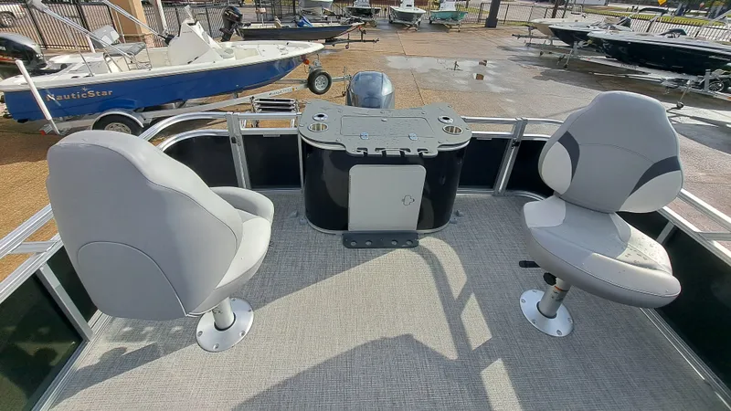 Slide: The Image of Avalon Venture 85 Rear Fish - 21' 2026 - 12