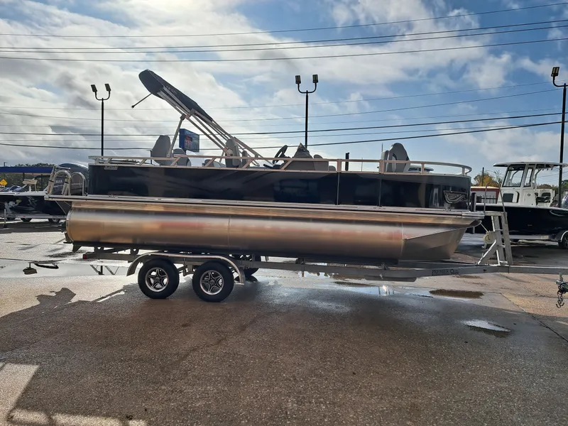 Slide: The Image of Avalon Venture 85 Rear Fish - 21' 2026 - 6