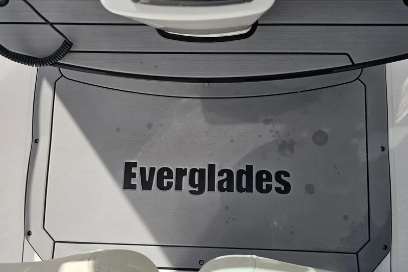 Slide: The Image of Everglades 273 Center Console 2021 boat deck with logo and water droplets. - 12