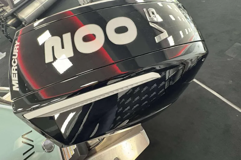 Slide: The Image of Mercury 200 V6 outboard engine on Avalon 2385 LSZ, 2026 model. - 25