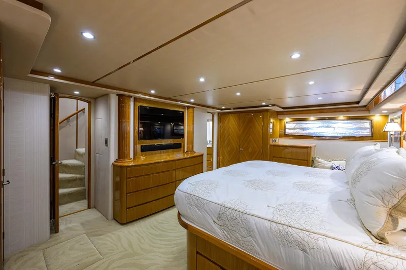Slide: The Image of Viking 82 BLU FROG - Master Stateroom - 20