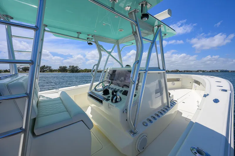 Slide: The Image of Sea Vee 39 PENELOPE - Starboard Helm - 8