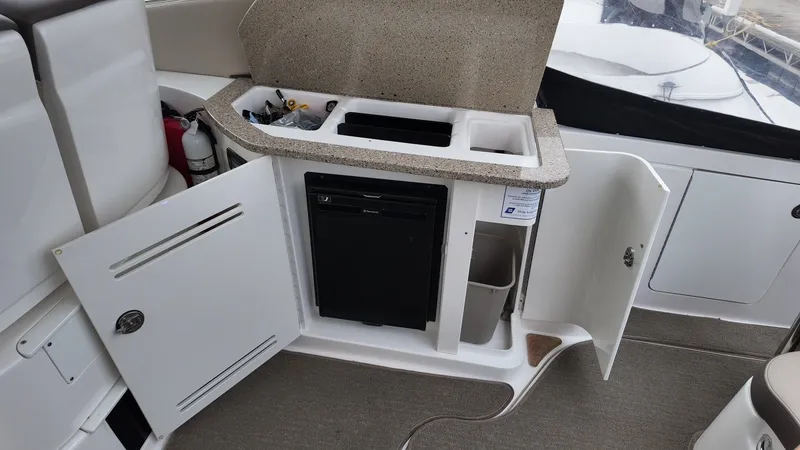 Slide: The Image of Galley area on a 2016 Sea Ray Sundancer 370 yacht. - 19