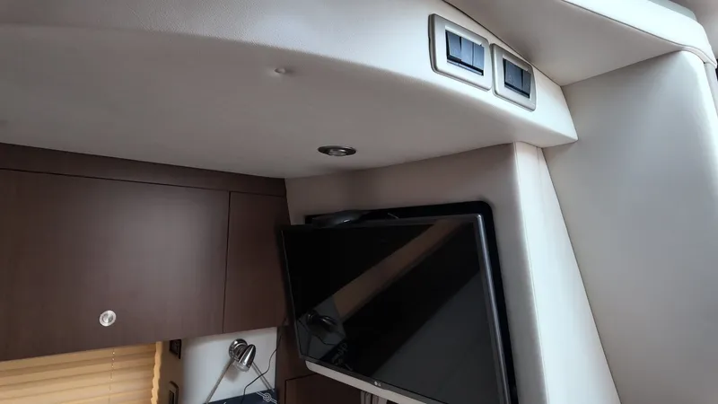 Slide: The Image of Interior of 2016 Sea Ray Sundancer 370 yacht. - 32