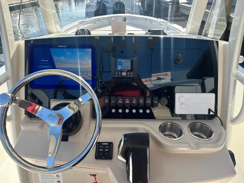 Slide: The Image of Boston Whaler 250 Dauntless 2026 - 13