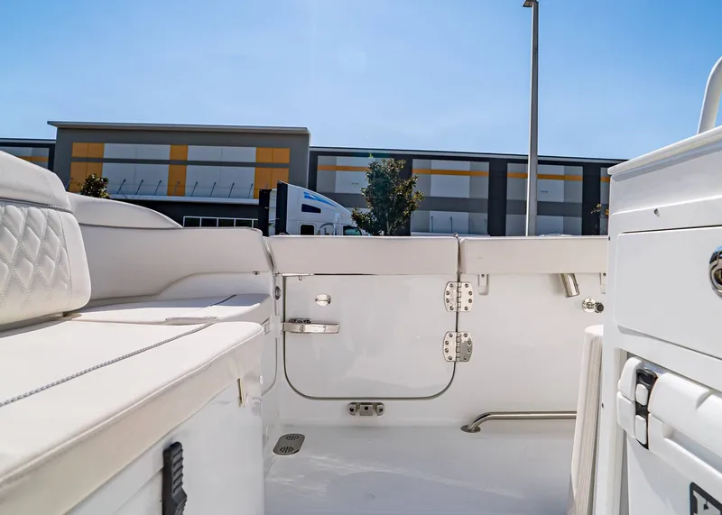 Slide: The Image of Sea Hunt Ultra 265 SE 2026 - 10