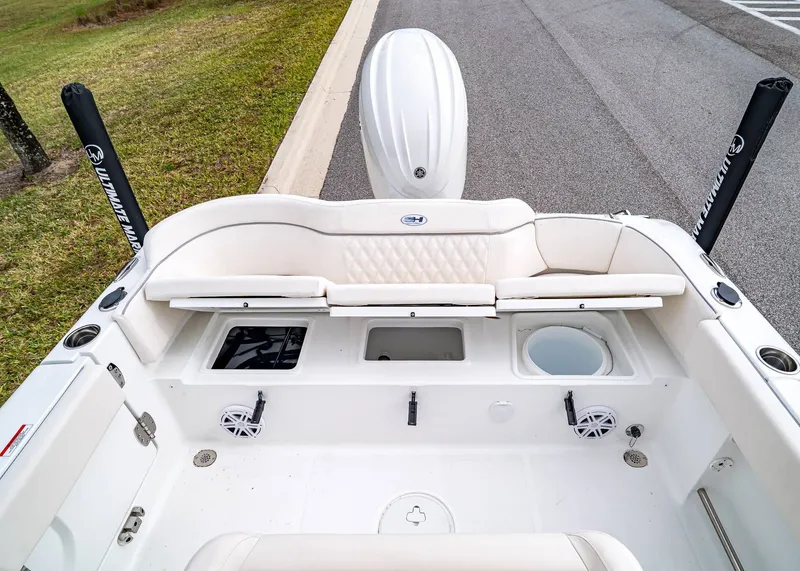 Slide: The Image of Sea Hunt Ultra 235 SE 2026 - 10