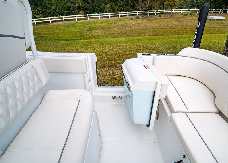 Slide: The Image of Sea Hunt Ultra 235 SE 2026 - 13