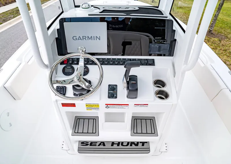 Slide: The Image of Sea Hunt Ultra 235 SE 2026 - 18