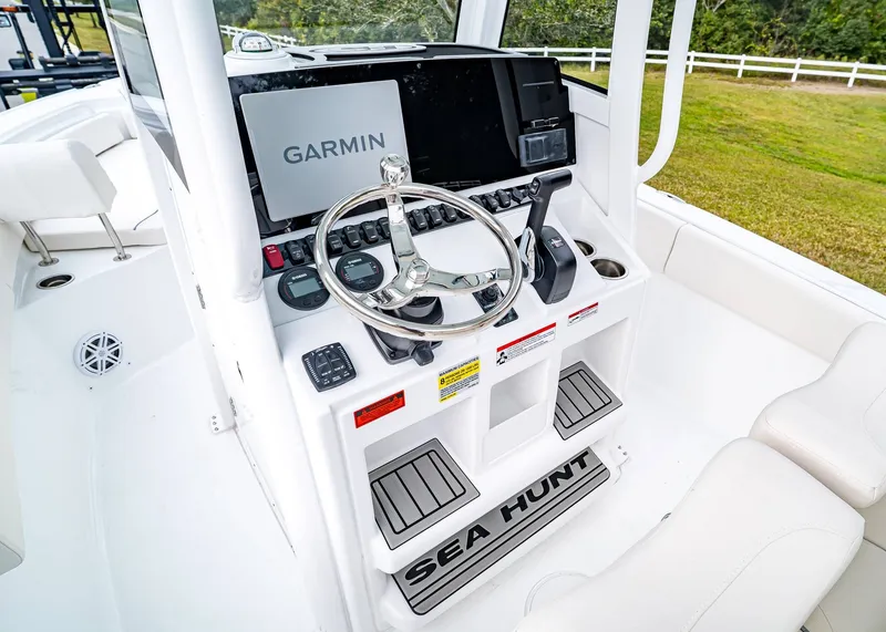 Slide: The Image of Sea Hunt Ultra 235 SE 2026 - 19