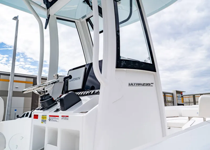 Slide: The Image of Sea Hunt Ultra 235 SE 2026 - 5