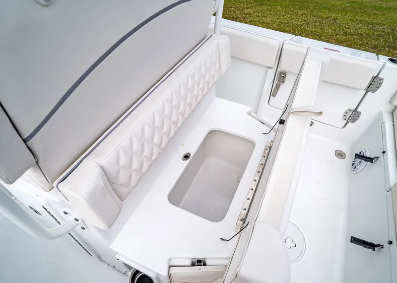 Slide: The Image of Sea Hunt Ultra 235 SE 2026 - 12