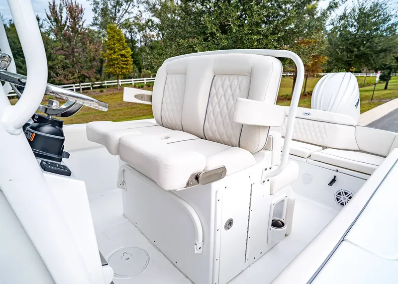 Slide: The Image of Sea Hunt Ultra 235 SE 2026 - 15