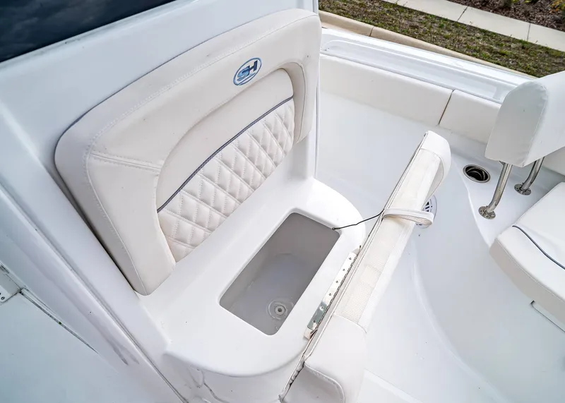 Slide: The Image of Sea Hunt Ultra 235 SE 2026 - 27
