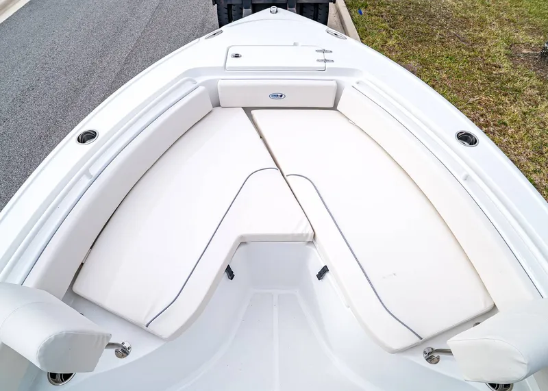 Slide: The Image of Sea Hunt Ultra 235 SE 2026 - 29