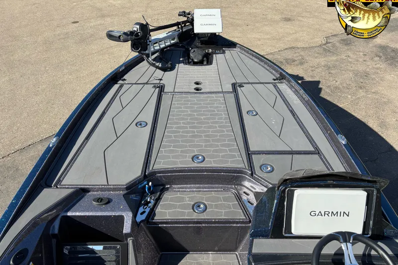 Slide: The Image of 2025 Ranger Z520R boat deck with Garmin electronics and sleek design. - 6