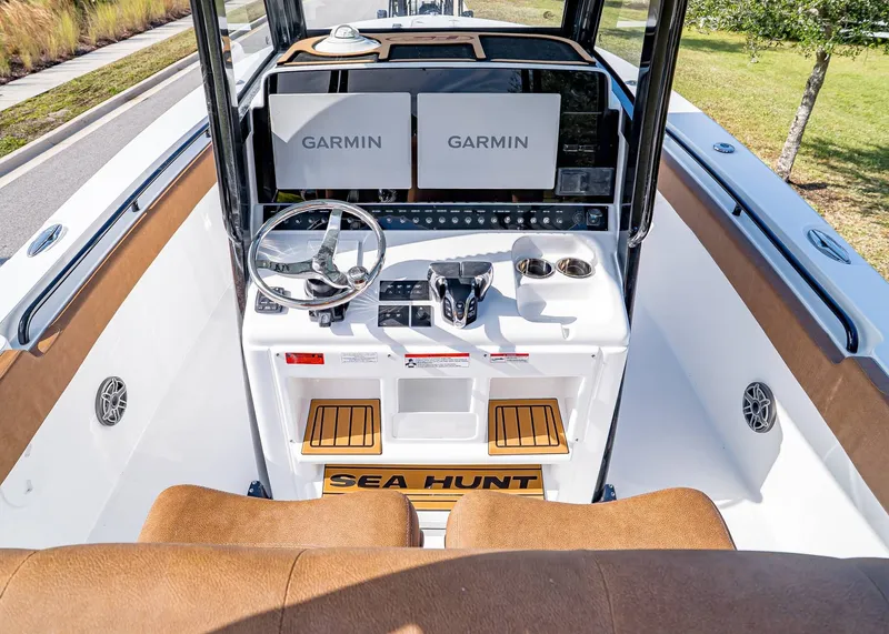 Slide: The Image of Sea Hunt Ultra 305 Coffin Box 2026 - 17