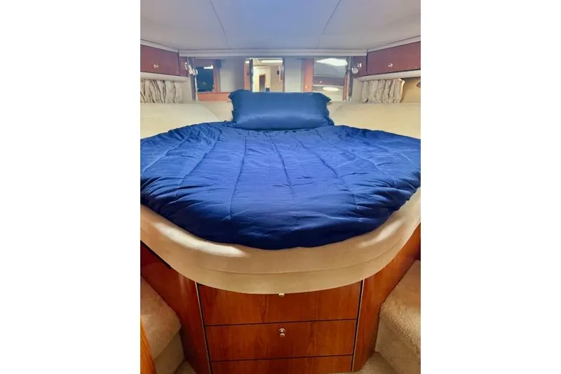 Slide: The Image of Luxurious cabin interior of 2001 Sea Ray Sundancer 540 yacht with blue bedding. - 27