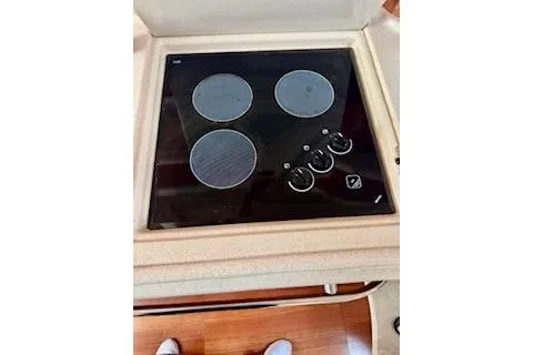 Slide: The Image of Stovetop on 2001 Sea Ray Sundancer 540 yacht, featuring three burners and control knobs. - 9