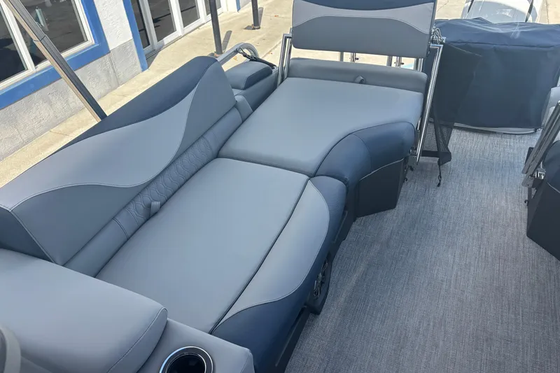 Slide: The Image of 2026 Tahoe Pontoons 23 LTZ Quad Lounge switch with luxurious seating and modern design. - 7