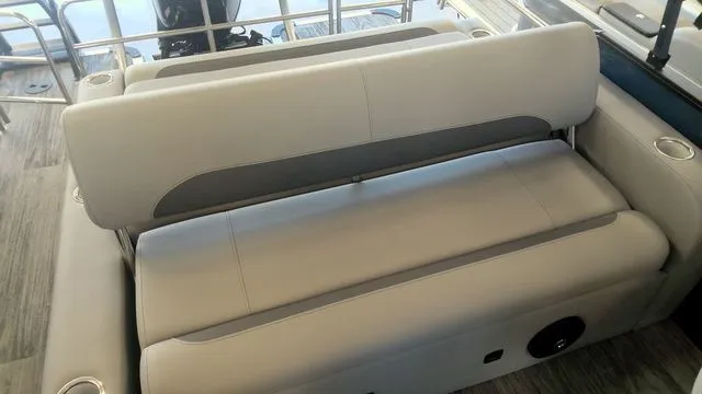 Slide: The Image of Bentley Pontoons Legacy Swingback 223 (SPORT3) 2026 - 4