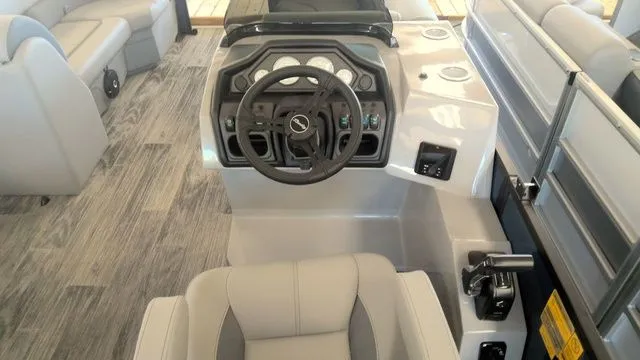 Slide: The Image of Bentley Pontoons Legacy Swingback 223 (SPORT3) 2026 - 7