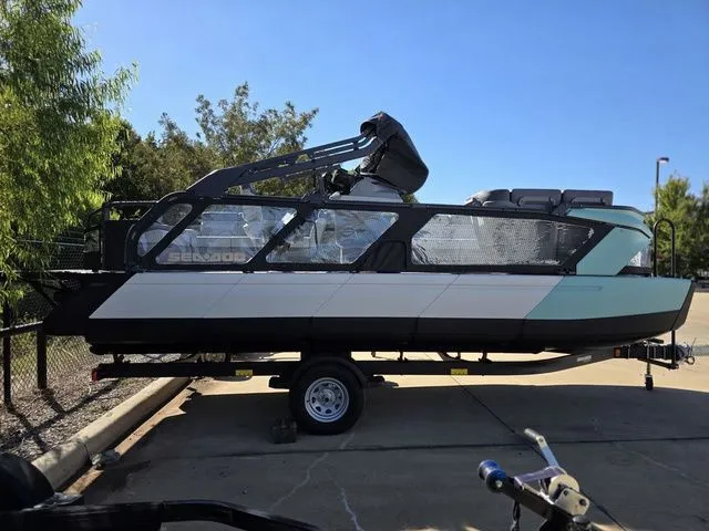 Slide: The Image of Sea-Doo Switch Cruise™ 21 - 230 Hp Painted 2026 - 8