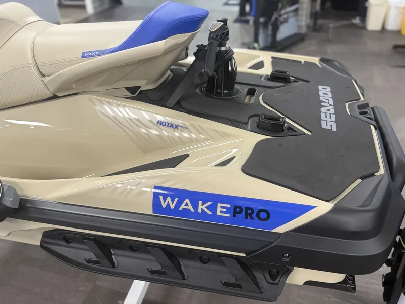 Slide: The Image of Sea-Doo 13sb - Wake Pro 230 W/snd 2025 - 16