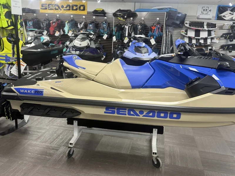 Slide: The Image of Sea-Doo 13sb - Wake Pro 230 W/snd 2025 - 18