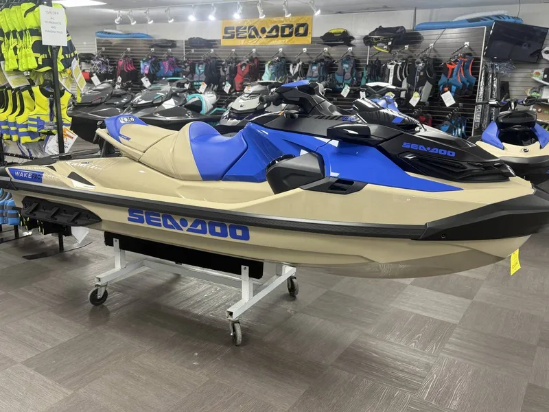 Slide: The Image of Sea-Doo 13sb - Wake Pro 230 W/snd 2025 - 3