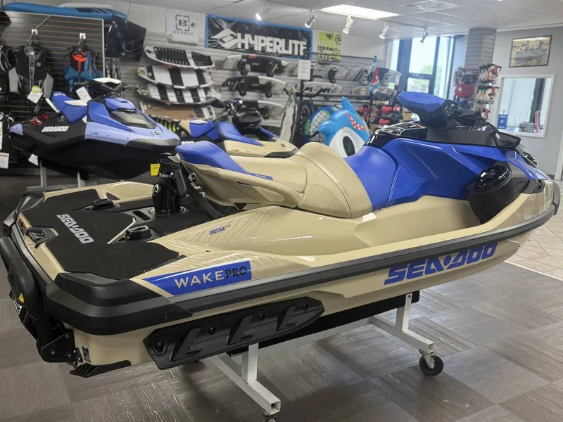 Slide: The Image of Sea-Doo 13sb - Wake Pro 230 W/snd 2025 - 7